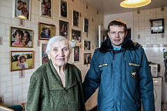 Сотрудники МЧС по СВАО пожелали ветеранам долгих лет жизни и поздравили с праздником