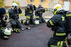 В Пожарно-спасательном центре проходят тренировки по спасению людей из задымленного помещения
